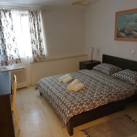 Old Town Apartment *
