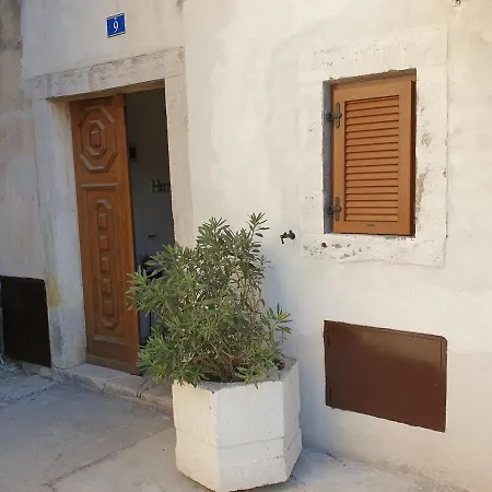 Old Town Apartment *